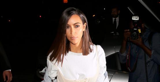 Kim Kardashian w zwiewnej białej sukience